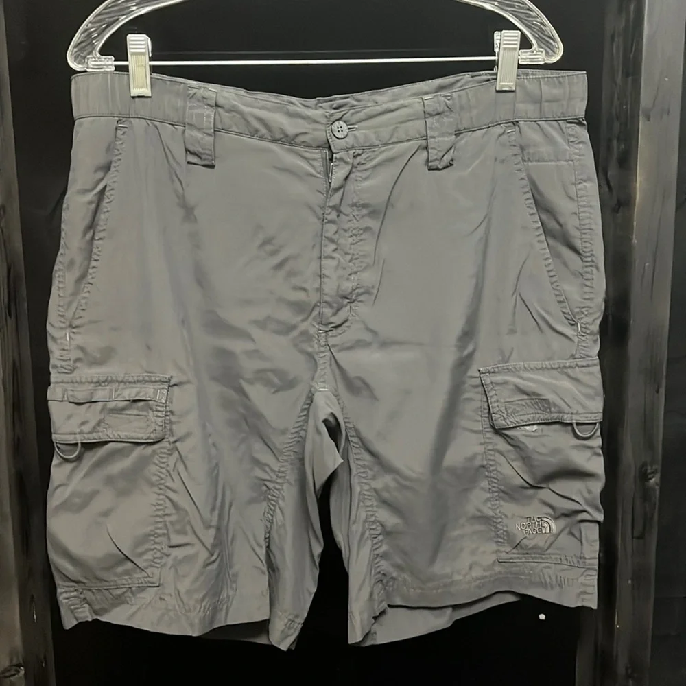 NORTH Face- dark gray nylon cargo shorts